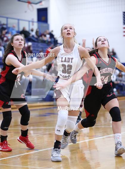 Thumbnail 2 in Circleville vs Vinton County (OHSAA D2 District Final) photogallery.