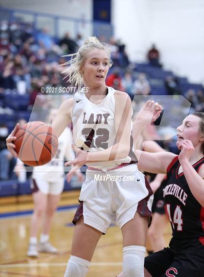 Thumbnail 2 in Circleville vs Vinton County (OHSAA D2 District Final) photogallery.
