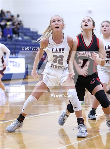 Thumbnail 3 in Circleville vs Vinton County (OHSAA D2 District Final) photogallery.