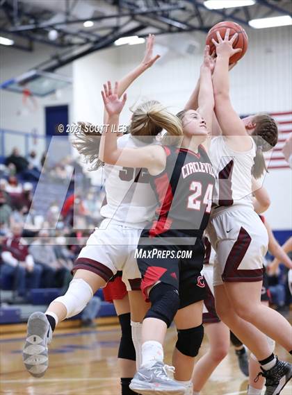 Thumbnail 2 in Circleville vs Vinton County (OHSAA D2 District Final) photogallery.
