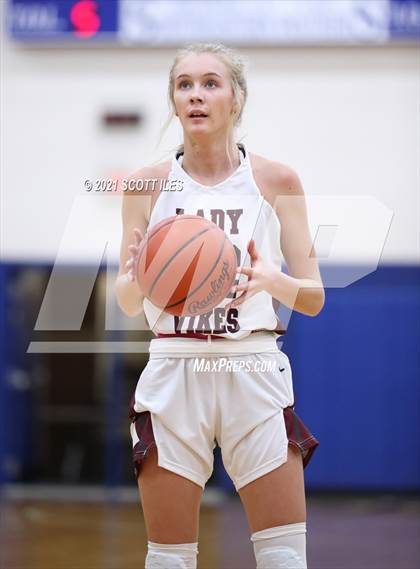 Thumbnail 2 in Circleville vs Vinton County (OHSAA D2 District Final) photogallery.