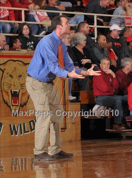Thumbnail 2 in Mt. Vernon vs Centralia (3A Regionals Semifinals) photogallery.