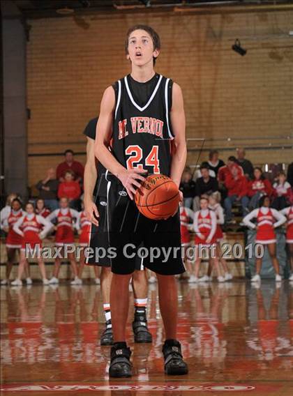 Thumbnail 2 in Mt. Vernon vs Centralia (3A Regionals Semifinals) photogallery.