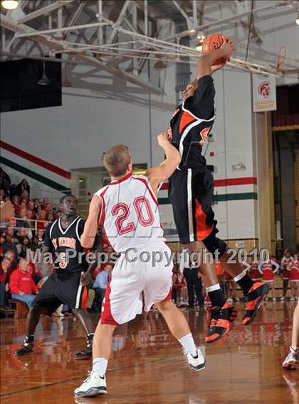Thumbnail 2 in Mt. Vernon vs Centralia (3A Regionals Semifinals) photogallery.