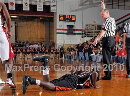Thumbnail 1 in Mt. Vernon vs Centralia (3A Regionals Semifinals) photogallery.