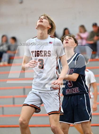 Thumbnail 2 in JV: Union Mine vs. Roseville (Tiger Classic) photogallery.