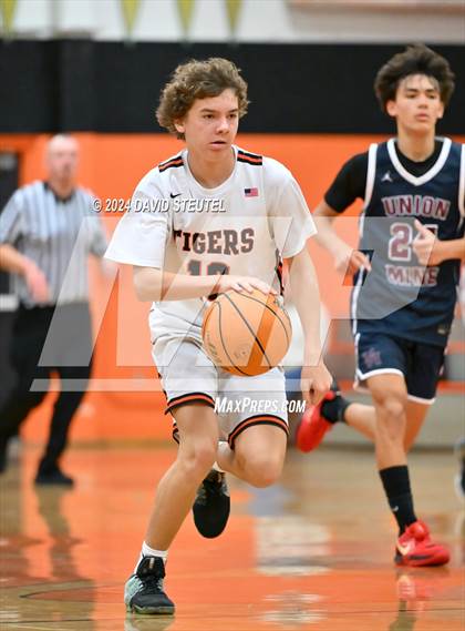 Thumbnail 1 in JV: Union Mine vs. Roseville (Tiger Classic) photogallery.