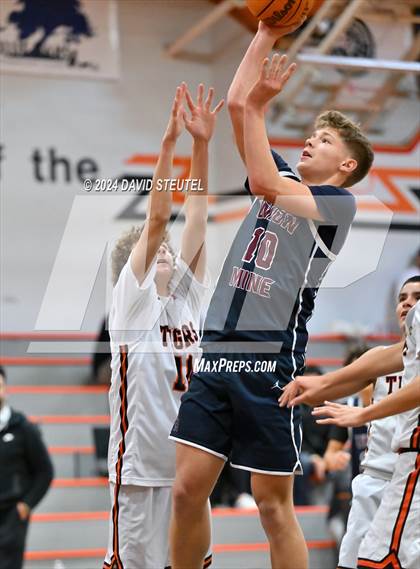 Thumbnail 2 in JV: Union Mine vs. Roseville (Tiger Classic) photogallery.