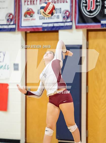 Thumbnail 3 in Hamilton vs Perry photogallery.