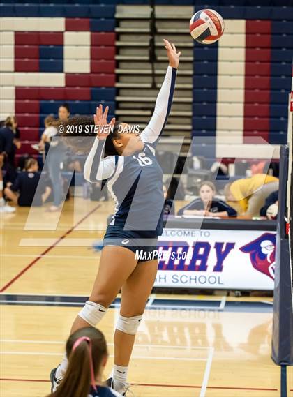 Thumbnail 3 in Hamilton vs Perry photogallery.