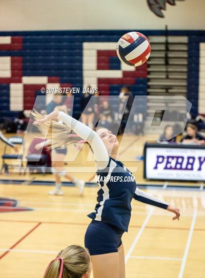 Thumbnail 1 in Hamilton vs Perry photogallery.