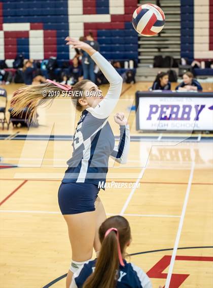 Thumbnail 3 in Hamilton vs Perry photogallery.