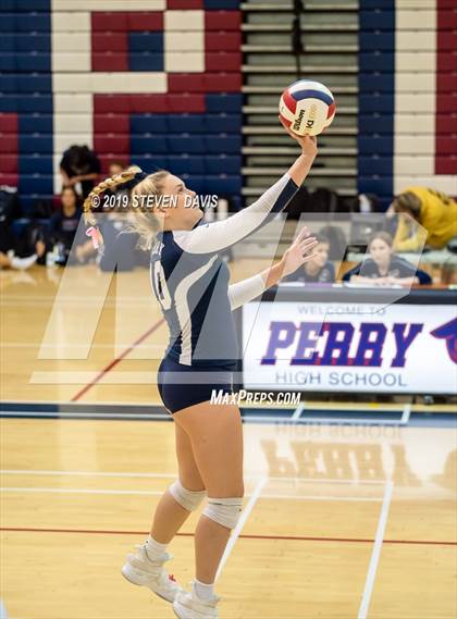 Thumbnail 3 in Hamilton vs Perry photogallery.