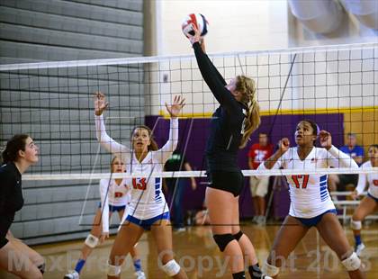 Thumbnail 1 in Los Alamitos vs. Archbishop Mitty (Durango Fall Classic) photogallery.