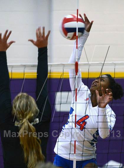 Thumbnail 1 in Los Alamitos vs. Archbishop Mitty (Durango Fall Classic) photogallery.