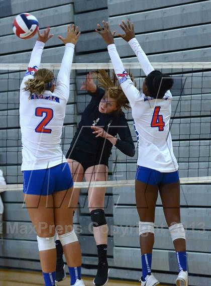 Thumbnail 3 in Los Alamitos vs. Archbishop Mitty (Durango Fall Classic) photogallery.