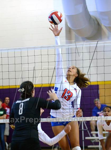 Thumbnail 2 in Los Alamitos vs. Archbishop Mitty (Durango Fall Classic) photogallery.
