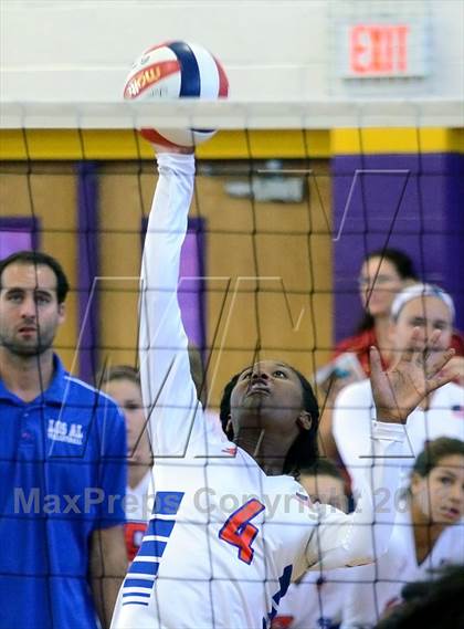 Thumbnail 3 in Los Alamitos vs. Archbishop Mitty (Durango Fall Classic) photogallery.