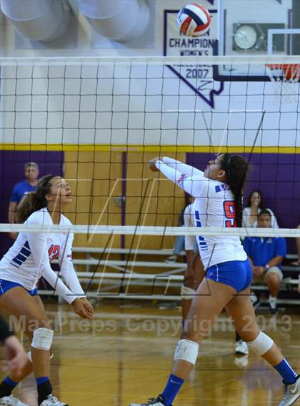 Thumbnail 3 in Los Alamitos vs. Archbishop Mitty (Durango Fall Classic) photogallery.