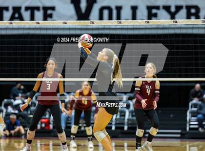 Thumbnail 1 in Iola vs. Crawford (UIL 2A Volleyball Division II Final) photogallery.