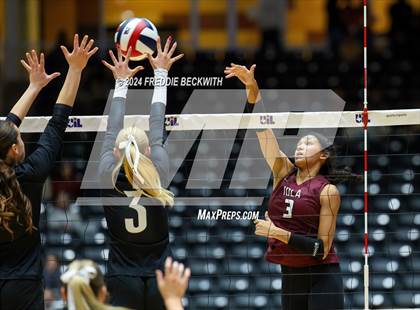 Thumbnail 3 in Iola vs. Crawford (UIL 2A Volleyball Division II Final) photogallery.