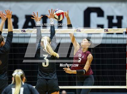 Thumbnail 2 in Iola vs. Crawford (UIL 2A Volleyball Division II Final) photogallery.