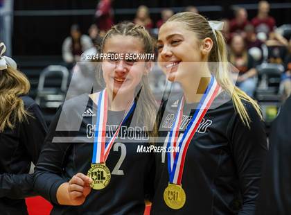 Thumbnail 2 in Iola vs. Crawford (UIL 2A Volleyball Division II Final) photogallery.