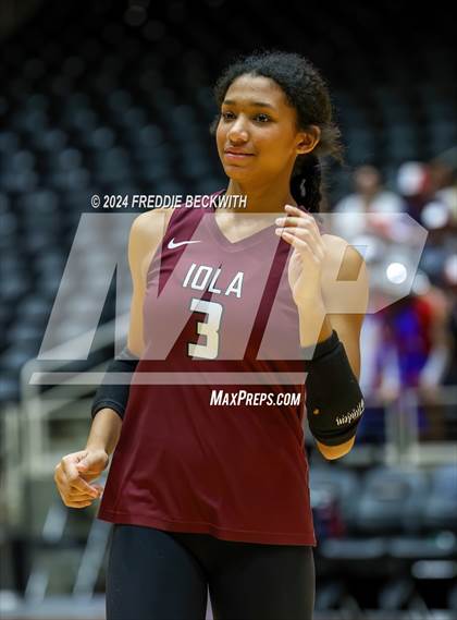 Thumbnail 3 in Iola vs. Crawford (UIL 2A Volleyball Division II Final) photogallery.