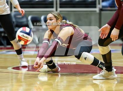 Thumbnail 2 in Iola vs. Crawford (UIL 2A Volleyball Division II Final) photogallery.