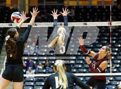 Thumbnail 2 in Iola vs. Crawford (UIL 2A Volleyball Division II Final) photogallery.