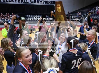 Thumbnail 3 in Iola vs. Crawford (UIL 2A Volleyball Division II Final) photogallery.