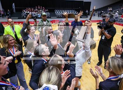 Thumbnail 3 in Iola vs. Crawford (UIL 2A Volleyball Division II Final) photogallery.