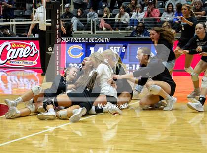 Thumbnail 1 in Iola vs. Crawford (UIL 2A Volleyball Division II Final) photogallery.
