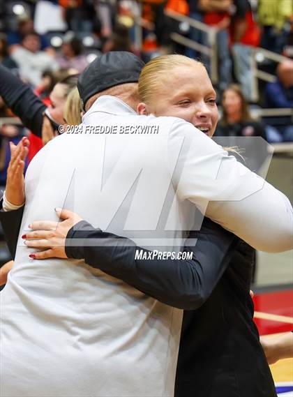 Thumbnail 2 in Iola vs. Crawford (UIL 2A Volleyball Division II Final) photogallery.