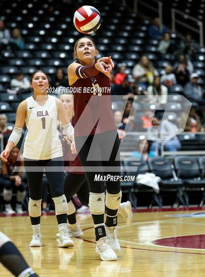 Thumbnail 1 in Iola vs. Crawford (UIL 2A Volleyball Division II Final) photogallery.