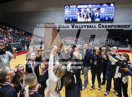 Thumbnail 3 in Iola vs. Crawford (UIL 2A Volleyball Division II Final) photogallery.