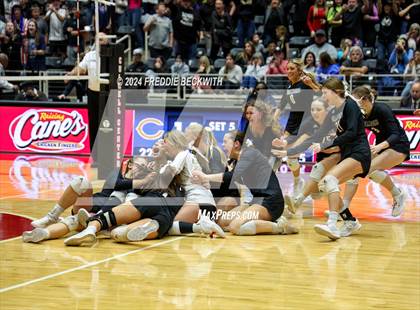 Thumbnail 2 in Iola vs. Crawford (UIL 2A Volleyball Division II Final) photogallery.
