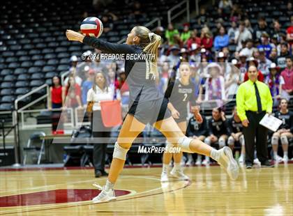 Thumbnail 2 in Iola vs. Crawford (UIL 2A Volleyball Division II Final) photogallery.