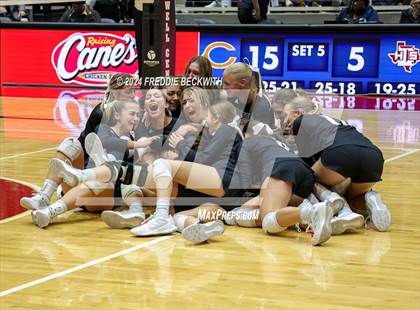 Thumbnail 2 in Iola vs. Crawford (UIL 2A Volleyball Division II Final) photogallery.