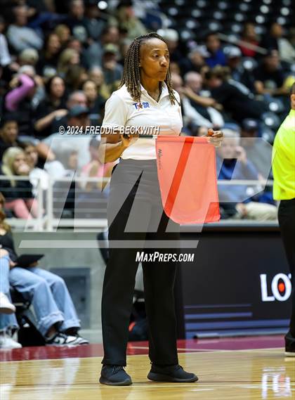 Thumbnail 3 in Iola vs. Crawford (UIL 2A Volleyball Division II Final) photogallery.