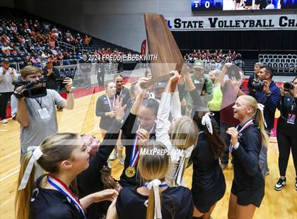 Thumbnail 1 in Iola vs. Crawford (UIL 2A Volleyball Division II Final) photogallery.