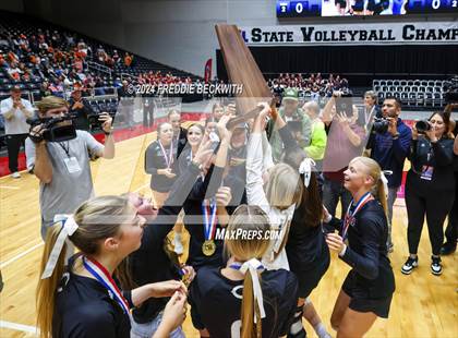 Thumbnail 2 in Iola vs. Crawford (UIL 2A Volleyball Division II Final) photogallery.