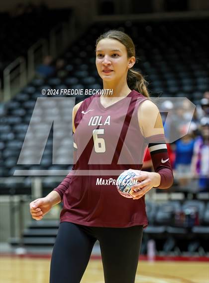 Thumbnail 2 in Iola vs. Crawford (UIL 2A Volleyball Division II Final) photogallery.