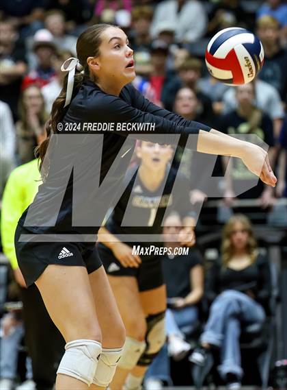 Thumbnail 3 in Iola vs. Crawford (UIL 2A Volleyball Division II Final) photogallery.