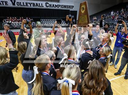 Thumbnail 2 in Iola vs. Crawford (UIL 2A Volleyball Division II Final) photogallery.
