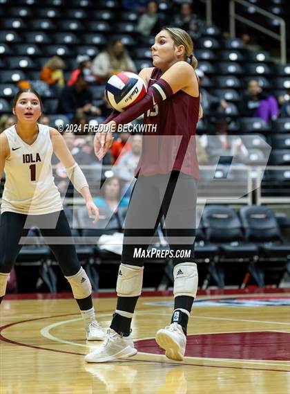 Thumbnail 1 in Iola vs. Crawford (UIL 2A Volleyball Division II Final) photogallery.