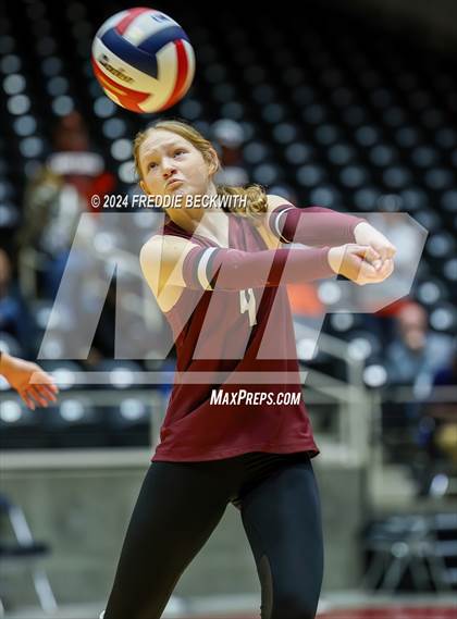 Thumbnail 3 in Iola vs. Crawford (UIL 2A Volleyball Division II Final) photogallery.