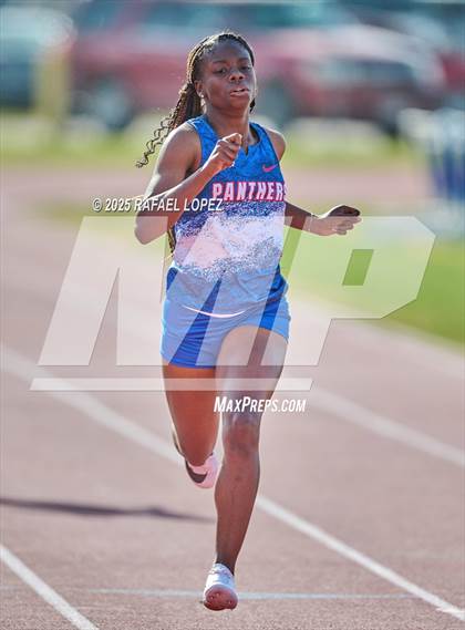 Thumbnail 3 in Panther Relays (400M) photogallery.