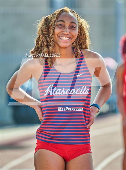Thumbnail 1 in Panther Relays (400M) photogallery.