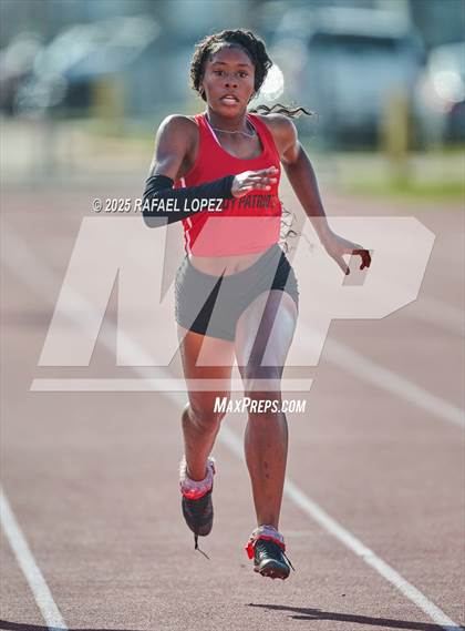 Thumbnail 3 in Panther Relays (400M) photogallery.